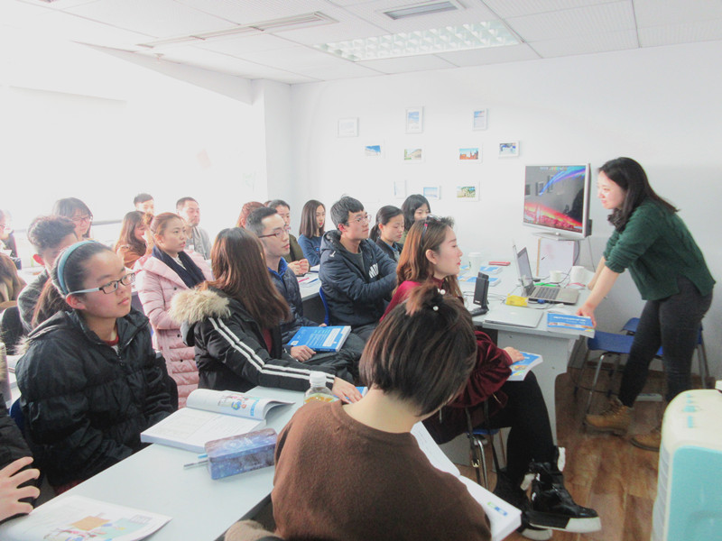 西班牙語大火，試聽課爆滿