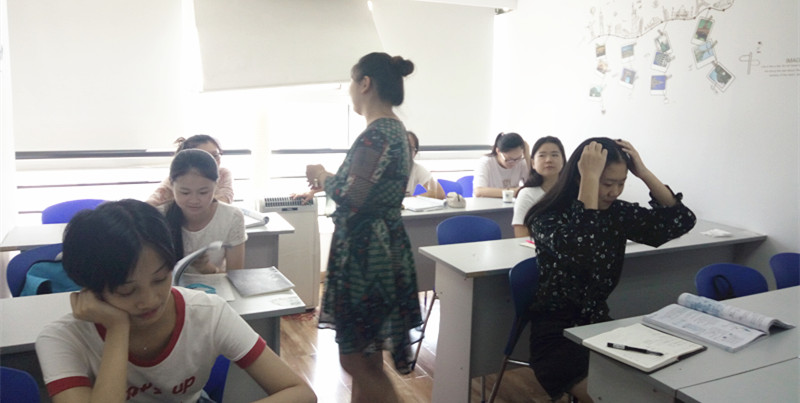 俄語初級提高班授課中（王麗君老師）