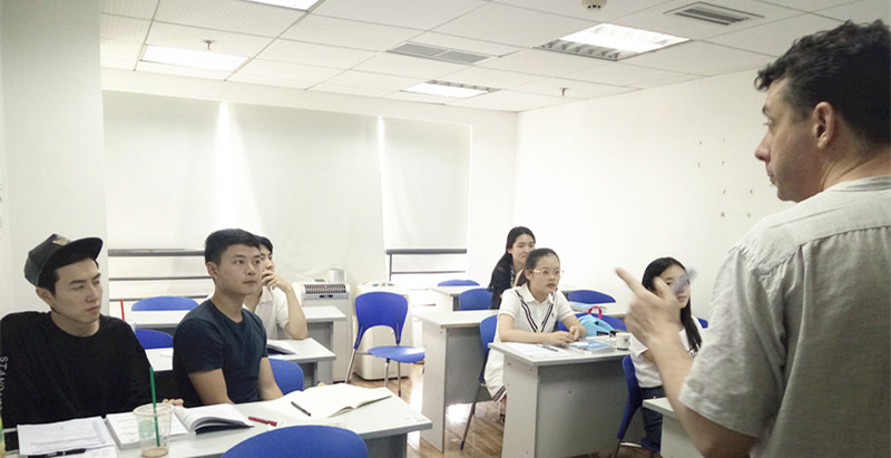 西語外教課授課中