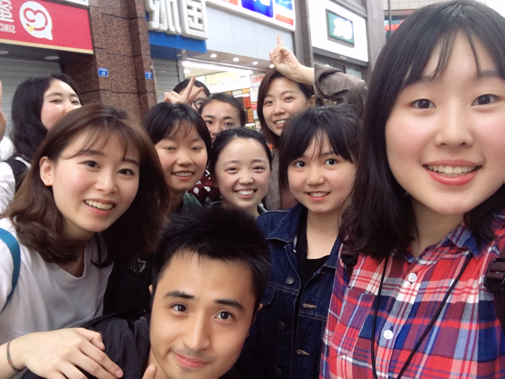 法語出國班陳麗君、張夢瑤老師和同學(xué)們一起嗨皮